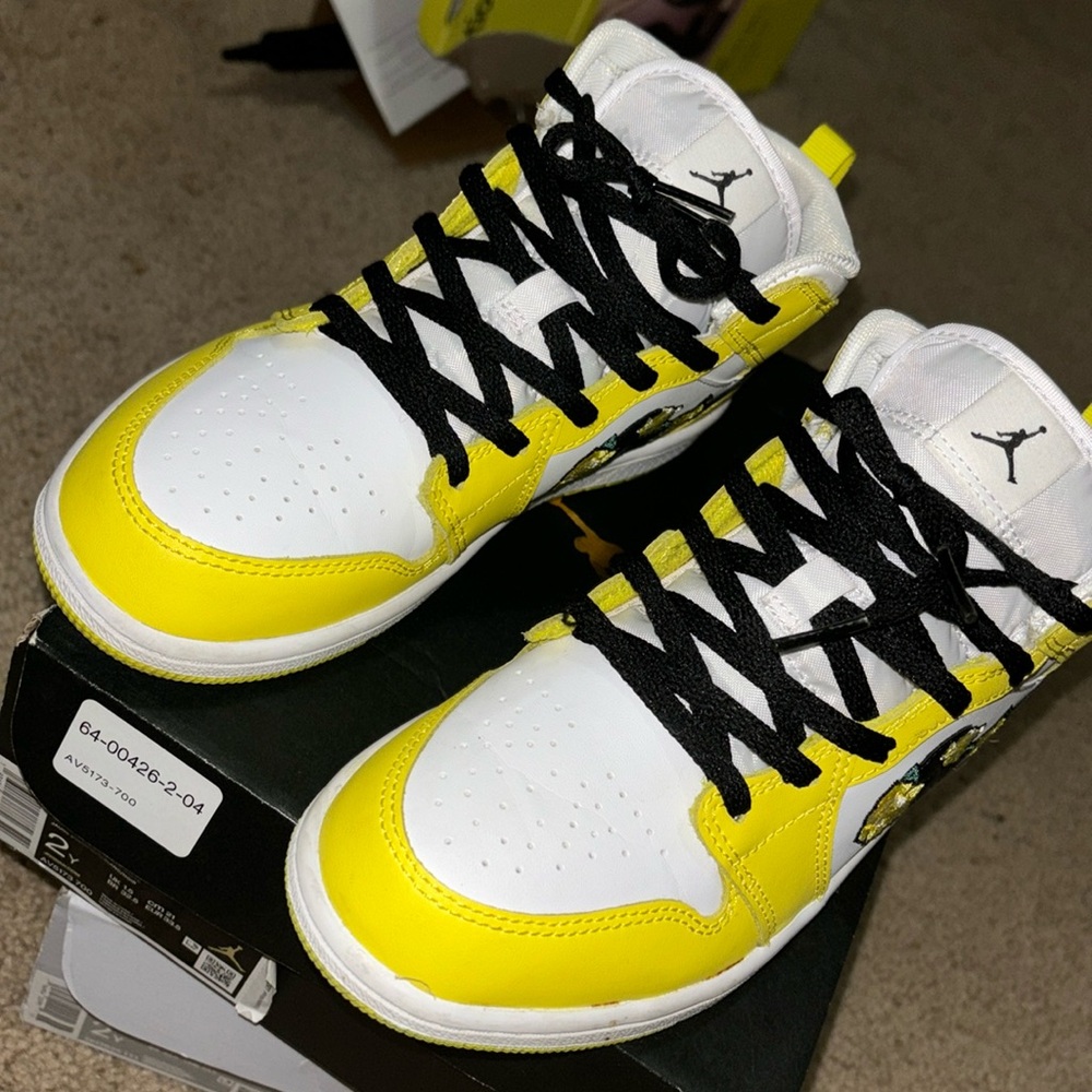 Nike Jordan 1 mids size 2.5y